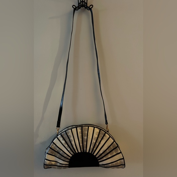 Lee Sands Vintage  genuine snakeskin Black and off whit/beige fan shaped bag. - Picture 2 of 3